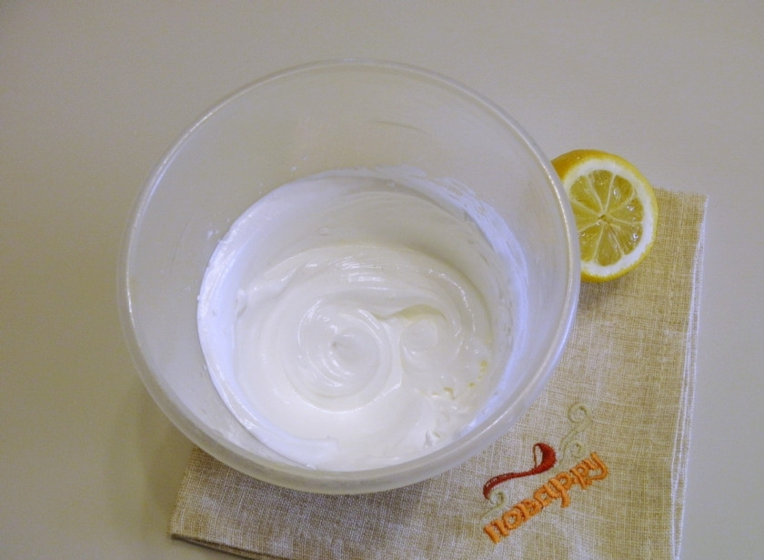 1. Этап. Глазурь для кулича белковая: Белок миксером взбейте до образования крепкой пены. Начинайте с медленных оборотов, чтобы максимально насытить белок кислородом, и постепенно увеличивайте до максимальных. Как только образовалась стойкая пышная пена, начинайте вводить сахарную пудру частями, перемешивая миксером глазурь. В самом конце введите лимонный сок, перемешайте — и можно выключить миксер. Глазурь готова.