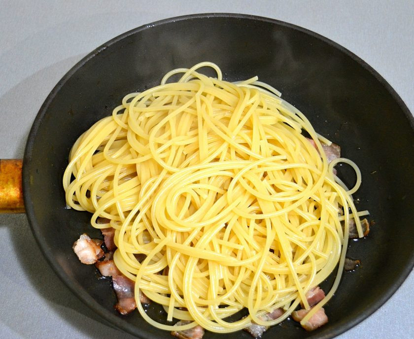 1. Этап. Карбонара без сливок: Отварные спагетти добавьте на сковороду к бекону, прогрейте.