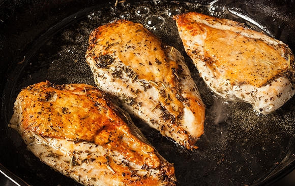 1. Этап. Куриная грудка на второе: Выложите поджаренную грудку на противень и готовьте ее при 160 градусах еще примерно 5 минут.