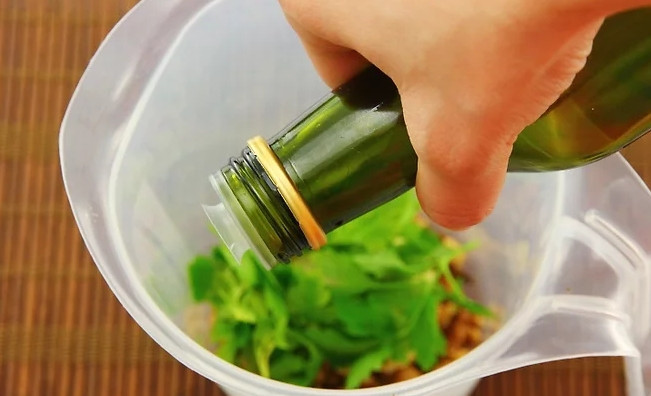 1. Этап. Закуска из грецких орехов с зеленью: 2. Добавьте лук, чеснок, сок лимона и немного оливкового масла.