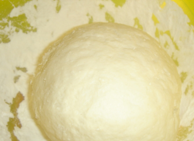 1. Этап. Кыстыбый на кефире: Картофель очищаем и ставим вариться. Тем временем замесите крутое тесто из муки, молока и соли.