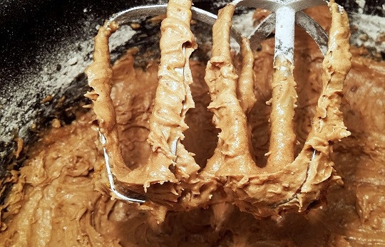 1. Этап. Шоколадно-апельсиновый кекс: 6. И взбейте, чтобы получилось однородное тесто без комочков.