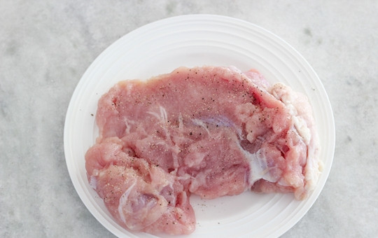 1. Этап. Жареная грудка по-турецки: 1. Натрите филе солью и перцем. Оставьте мариноваться в специях.