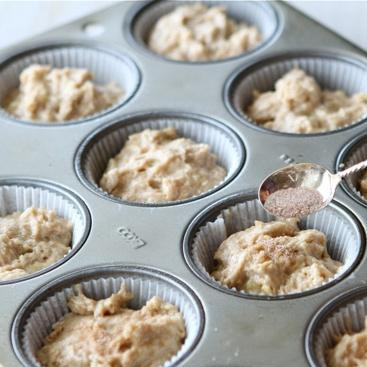 1. Этап. Банановые маффины с медом и арахисовым маслом: 6. В небольшой миске смешать сахар и корицу. Равномерно посыпать поверх маффины.