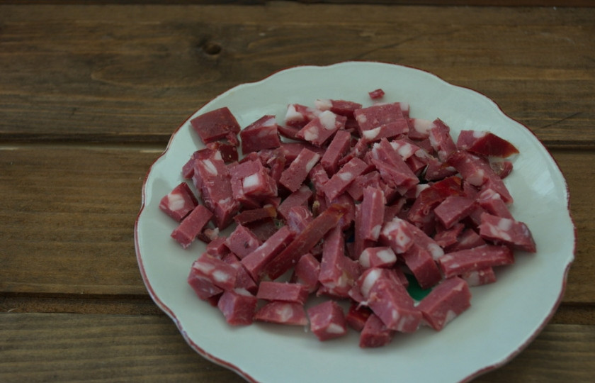 1. Этап. Солянка с сосисками: Копченые продукты нарезаем тоже мелко. Я взяла буженину, варено-копченую колбасу. Итак, колбасу нарезаем кубиком.