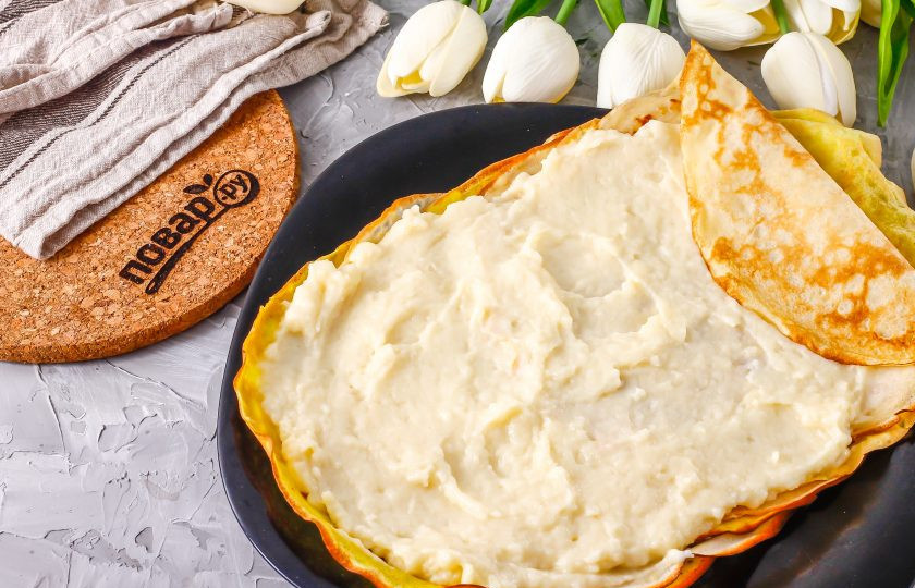 1. Этап. Блинный рулет с заварным кремом: Обмажьте их загустевшим кремом с помощью силиконовой лопатки или столовой ложки.