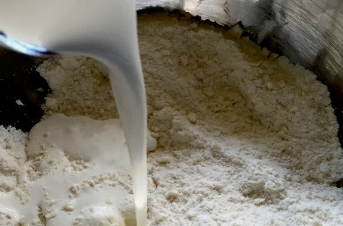 1. Этап. Печенье с клубникой: 2. Смешайте муку, соду, соль, добавьте к смеси нарезанное кусочки холодное сливочное масло, перетрите в крошку. Добавьте 1 стакан сливок и перемешайте тесто.