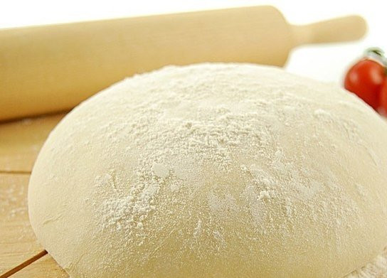 1. Этап. Тесто для пампушек: Замесите тесто, дайте ему отстояться минут пять, затем снова замесите (на протяжении около 10 минут). Оставьте тесто отдыхать минут на 15.