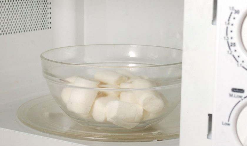 1. Этап. Сахарная мастика для тортов: Зефир с водой разогревайте в микроволновке в течение 30-40 секунд.