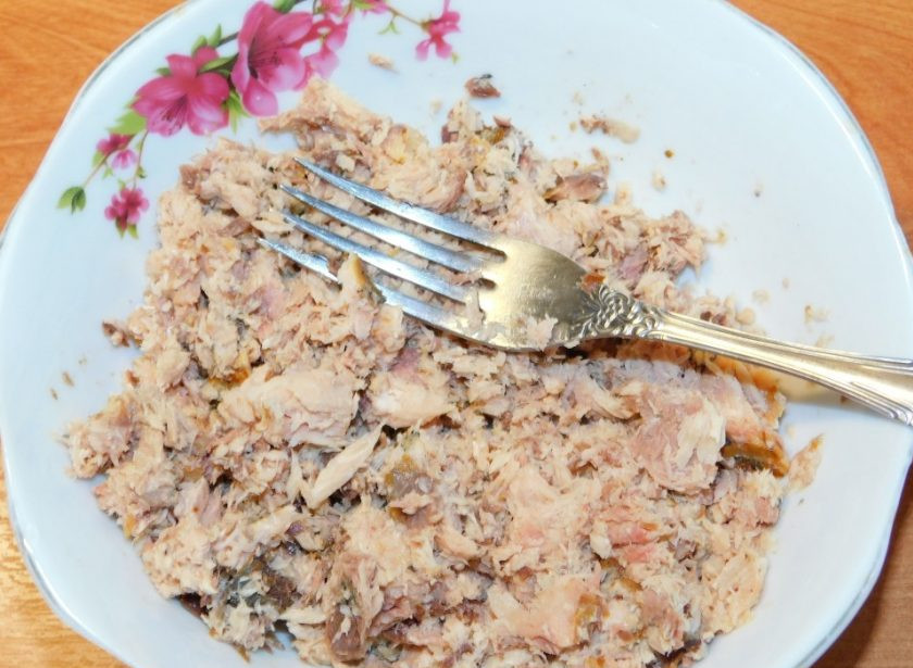 1. Этап. Салат-намазка с тунцом для бутербродов: Откройте банку с тунцом, слейте жидкость и разомните мякоть вилкой.
