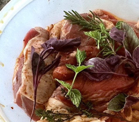 1. Этап. Баранина жареная «на» и «в» решетке: Потом подумал и добавил базилика и веточку мяты. Баранина все-таки.