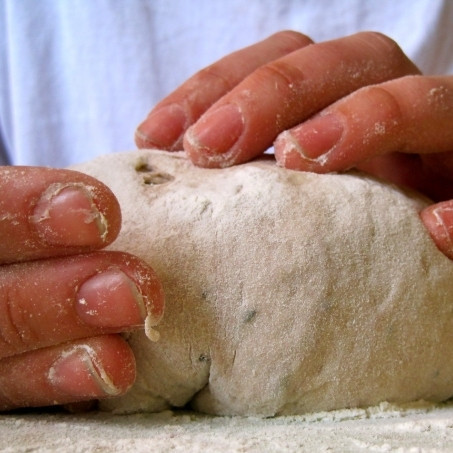 1. Этап. Хлеб с красным вином: Спустя сутки необходимо еще раз обмять тесто на присыпанной мукой рабочей поверхности, после чего оставить еще на 2 часа под полотенцем.