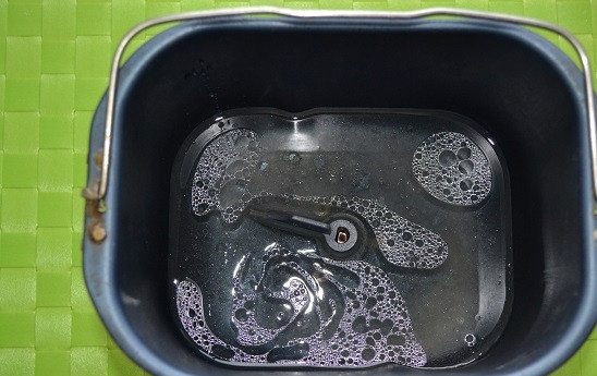 1. Этап. Дрожжевое тесто для ленивых: Влейте воду.