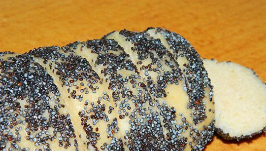 1. Этап. Печенье с сыром: Аккуратно заворачиваем тесто в пленку и отправим в морозилку минут на 10-15. Затем нарезаем колбаски из теста на кружочки. Если вы хотите получить мягкое печенье - то толщина кружочков должна быть около 1 см. если посуше - то примерно 0,5 см.