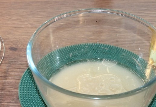 1. Этап. Булочки-птички Жаворонки: 6. Влейте растительное масло (3 ст. л.) и перемешайте.