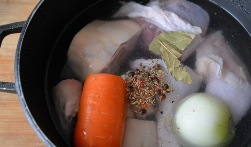 1. Этап. Холодец Три ноги: Берём большую кастрюлю, кладём мясо, заливаем водой, чтобы она только покрыла мясо. Если хотите пожиже, то увеличьте количество воды, но учтите, что во время варки нельзя будет больше добавлять воду. Кладём в кастрюлю чищенные морковь и лук, перец чёрный и перец душистый горошком, лавровый лист. Добавляем по желанию приправу, у меня - смесь собственного приготовления для бульона. Хотя холодец, сам по себе, самодостаточная закуска и не требует изобилия приправ. Доводим холодец до кипения, снимаем пену. Я никогда не сливаю первую воду. Хотя существует множество мнений по этому вопросу, и они разнятся по причине, зачем это делать. Но я уверена, что мои бабушки никогда не сливали бульон с холодца после закипания. Более того, некоторые кулинары считают, что сливая первую 