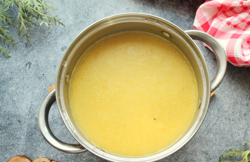 1. Этап. Суп-пюре из кабачков на мясном бульоне: Пробейте все блендером до однородного пюре. Доведите суп-пюре до первых пузырьков и снимите с огня, закройте крышкой. Разлейте суп-пюре из кабачков на мясном бульоне по тарелкам, посыпьте нарезанным укропом и подавайте к столу.