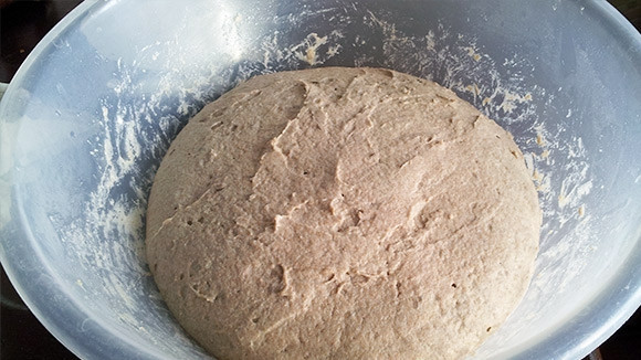 1. Этап. Балтийский хлеб: 3. Вот примерно так должно выглядеть тесто. Дальше переместим его в форму для запекания и оставим еще на час на расстойку. Разогреем духовку до 250 градусов, поставим в неё хлеб на 15 минут, а через 15 минут уменьшаем температуру до 170 градусов, держим еще 45 минут.