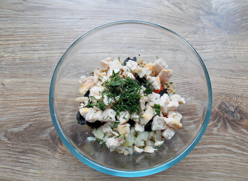 1. Этап. Салат с киноа и курицей: Укроп сполосните, обсушите, мелко порежьте и добавьте в салат.