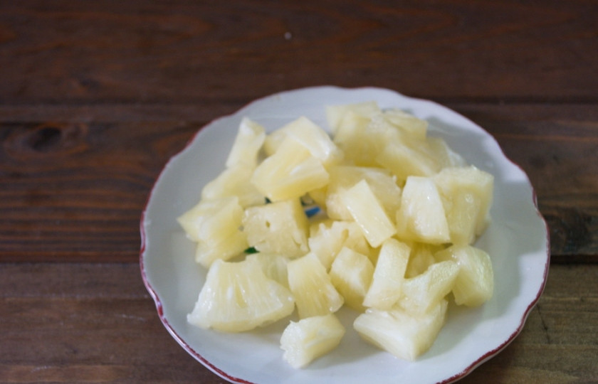 1. Этап. Рис с курицей и ананасами: Ананасные кольца нарезаем небольшими фрагментами.