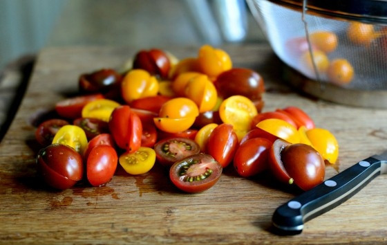 1. Этап. Тосты с маринованными помидорами: 1. Помидоры промойте и разделите на половинки.