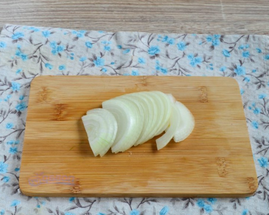 1. Stage. French Chicken Fillet: Cut the onion into half rings.