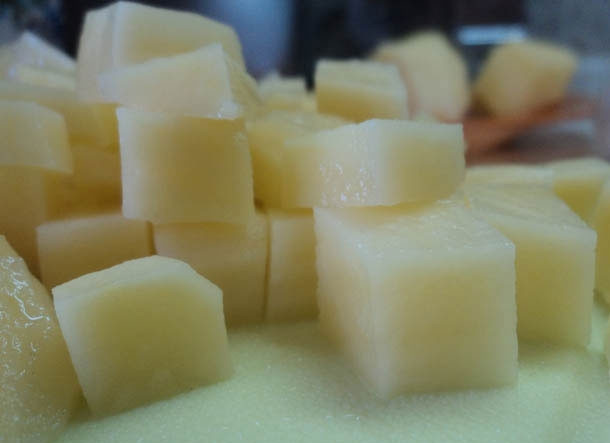 1. Этап. Жаркое в горшочке в духовке: Картофель нарезаем кубиками.