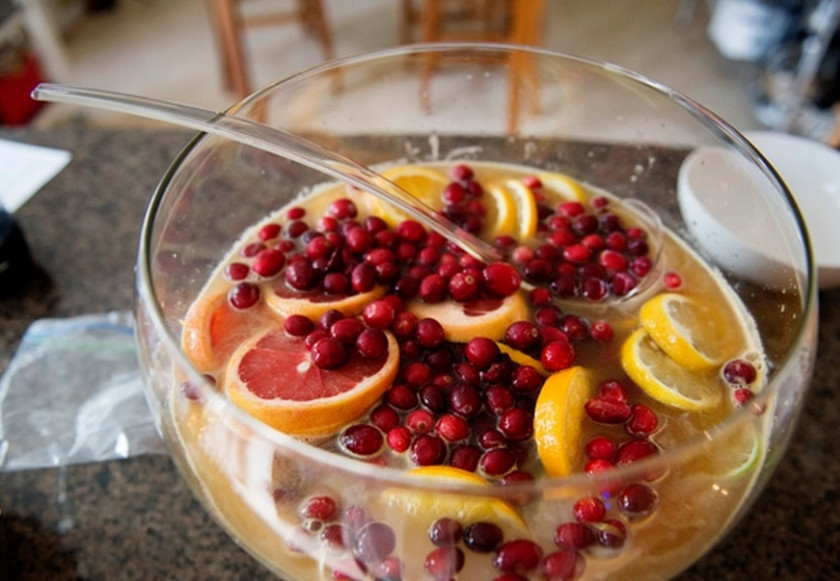 1. Этап. Коктейль с апельсиновым соком: В конце добавьте лёд и кусочки цитрусовых с ягодами. Главное, чтобы все соки и алкоголь были охлаждёнными. Приятной дегустации!