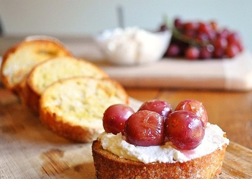 1. Этап. Маленькие итальянские бутерброды: Багет помещаем в тостер на пару минут, затем достаем его и сразу же намазываем творожной массой, а сверху выкладываем запеченный виноград. Приятного аппетита!