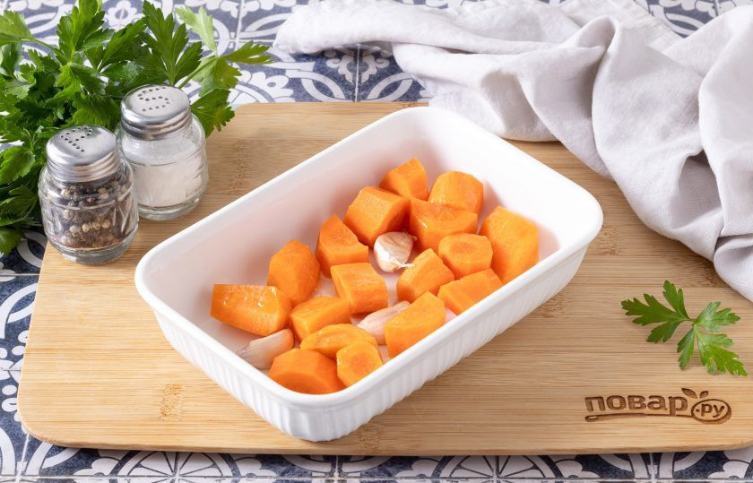 1. Этап. Хумус «Марокканский»: Разогрейте духовку до 200 градусов. Морковь очистите и нарежьте на ломтики. Переложите в форму для запекания, добавьте пару зубчиков чеснока в кожуре. Полейте оливковым маслом, перемешайте и запекайте в духовке, пока морковь не станет мягкой и слегка не подрумянится, 20- 30 минут. После полностью остудите.