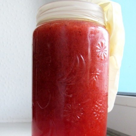 1. Stage. Strawberry Kvass: Mix strawberries in the rest with water and sugar, mix well so that the sugar dissolves. Add yeast and mix again. Pour the liquid into a jar so that it does not get to the brim, put a rubber glove on the neck and leave it in the room for 2 days.