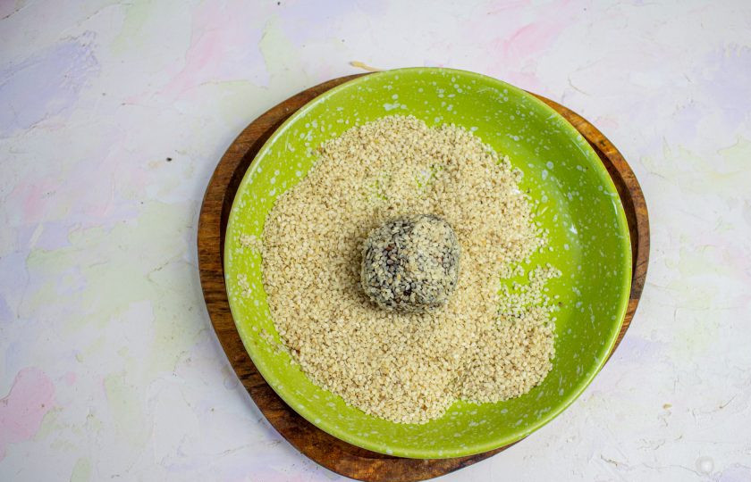 1. Этап. Конфеты Здоровье: Из второй части массы скатайте аналогично шарики и обваляйте их в семенах кунжута.