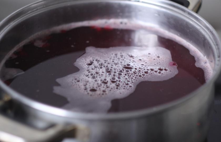 1. Этап. Борщ на бобах: В кастрюлю долить воды и добавить туда свеклу и морковь.