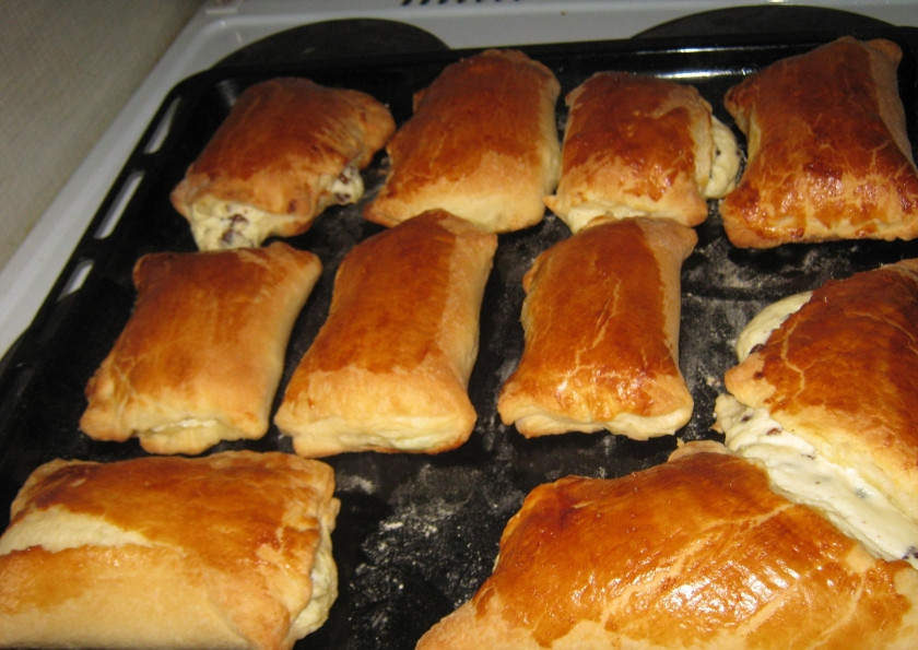 1. Этап. Слойки с творогом и изюмом: 10. Отправляю выпечку в разогретый до 200-220 градусов духовой шкаф на 10-15 минут.