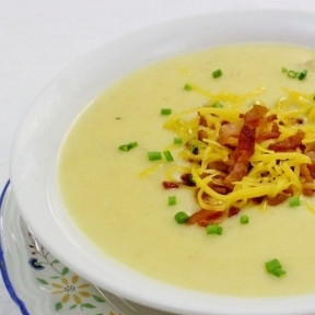 1. Этап. Картофельный суп-пюре: 7. Выберите из супа веточки тимьяна. Снимите картофельный суп с огня и взбейте блендером. Добавьте сливки и тертый сыр. Прогрейте, помешивая, до растворения сыра. До кипения не доводите. Украсьте готовый картофельный суп-пюре беконом и измельченным зеленым луком. Приятного аппетита!