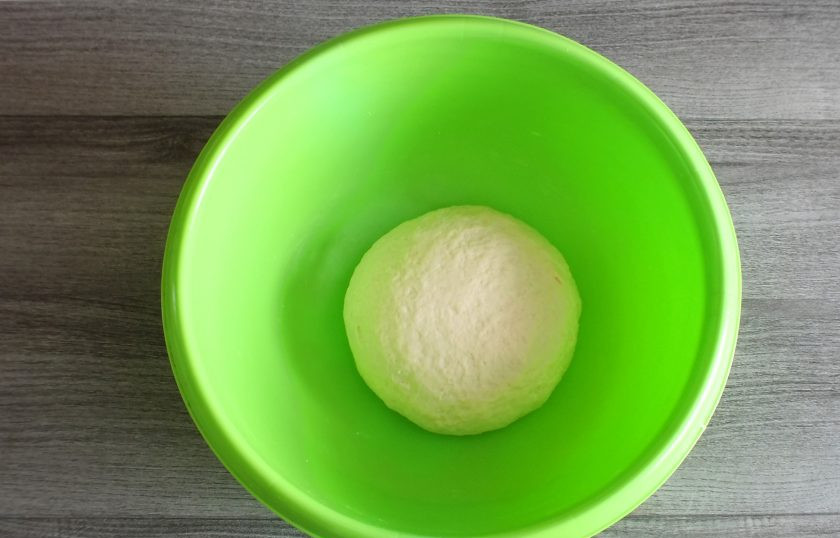 1. Этап. Хлеб в рукаве: Готовое тесто вымесите до гладкости и однородного состояния. Округлите его и выложите в чашу. Прикройте полотенцем и уберите на 45 минут в тёплое место без сквозняков.