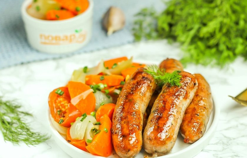 1. Этап. Колбаски «По-балкански» с салатом из запеченных овощей: Выложите румяные колбаски на тарелку и подайте их вместе с красочным салатом из запеченных овощей.