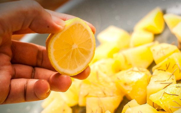 1. Этап. Жареный картофель: Жарьте картошку минут 15, перемешивая, чтобы не подгорел, затем добавьте тимьян, соль, выжмите сок лимона.