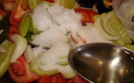 1. Этап. Баклажаны на зиму с помидорами: 2. Теперь помещаем в большую кастрюлю подготовленные вами овощи, чтобы помидоры были снизу. Заливаем водой, маслом и уксусом. Сахар и соль добавим.