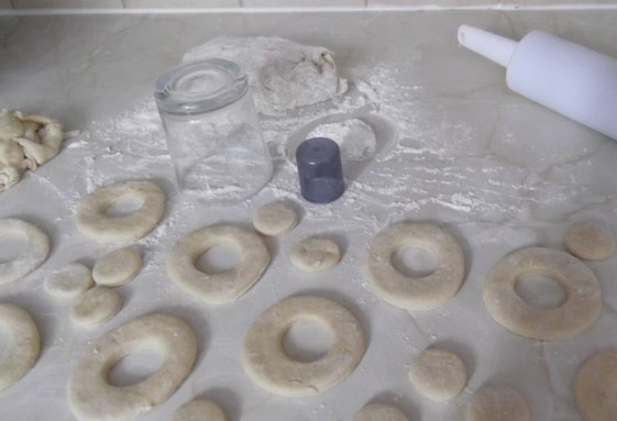 1. Этап. Пончики без дрожжей: Раскатываем тесто толщиной в полсантиметра и вырезаем кружочки с отверстием.