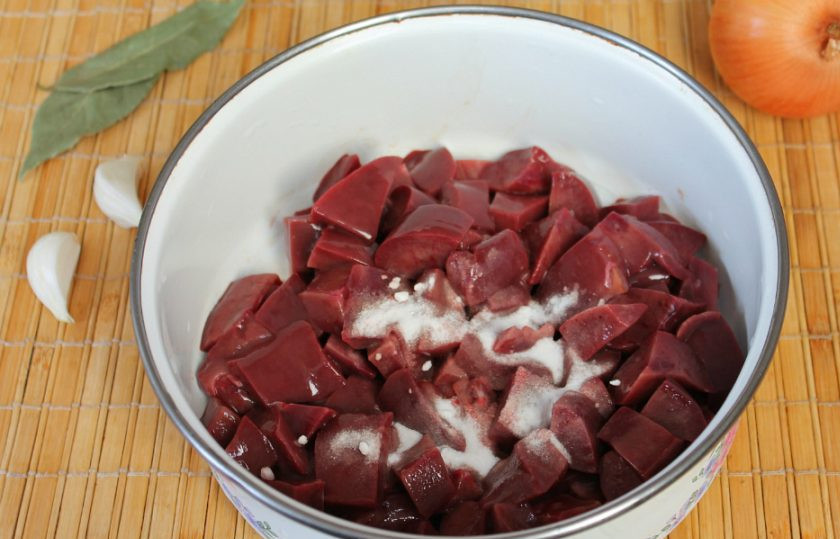 1. Этап. Тушеные свиные почки: Далее, нарезаем кусочками и высыпаем в миску. Заливаем водой с содой и оставляем на 20 минут.