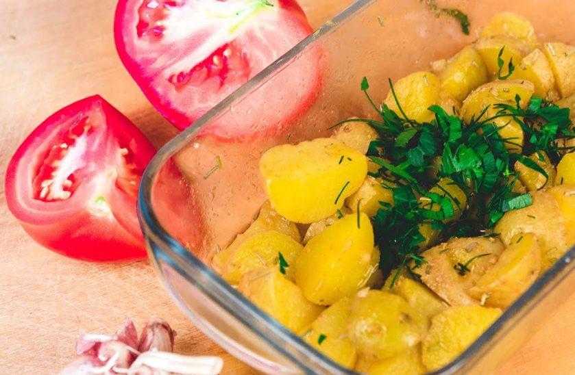 1. Этап. Запеченный картофель в микроволновке (за 10 минут): 4. Подавайте с мелко нарезанной зеленью. Приятного аппетита!