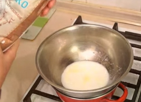 1. Этап. Творожный чизкейк с маршмеллоу без выпечки: 4. Подогрейте немного молока и добавьте его в уже немного растопленное маршмеллоу. Это нужно для того, чтобы зефир не пригорел.