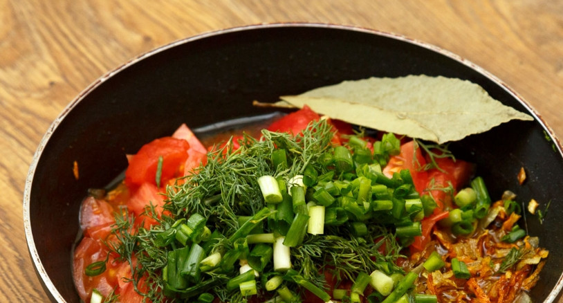 1. Этап. Суп с фасолью и щавелем: 1. На огонь ставим бульон, доводим его до кипения, закладываем картошку, порезанную ломтиками, и уменьшаем огонь. Тем временем на растительном масле обжарим сначала лук и морковь до румяности, а затем добавим давленные в пюре помидоры и измельченную зелень. Уменьшим огонь, тушим под крышкой до кипения сока.