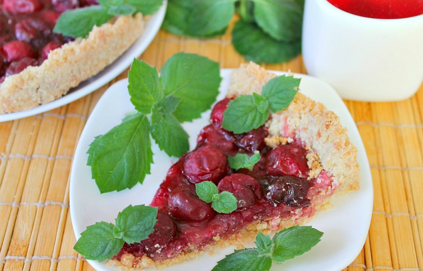 1. Этап. Пирог Крошка с вишней: Готовый пирог немного остужаем. Затем в форме разделяем лопаточкой на куски. Куски пирога перекладываем на порционные тарелки. Пирог с вишней можно дополнить мятой. Приятного аппетита!