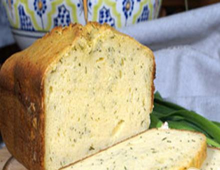 1. Этап. Сырный кекс с укропом: 4. Из контейнера перекладываем готовый кекс на решетку, даем ему остыть, и затем его можно нарезать.