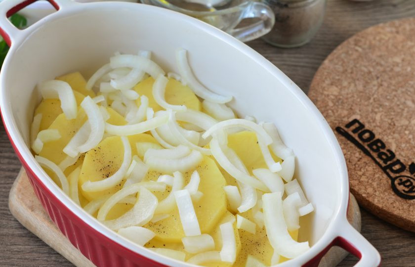 1. Этап. Курица в яично-сырной заливке: Присыпьте картошку луком.