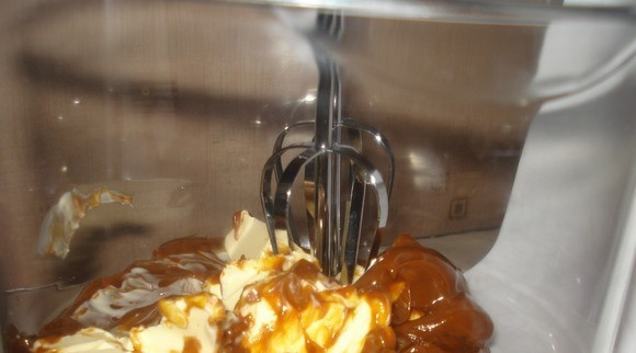 1. Этап. Орехи со сгущенкой: Для начинки взбейте размягченное сливочное масло с вареной сгущенкой. Начините полученной смесью орешки, вкладывая в каждый по несколько штук арахиса и 