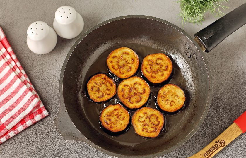 1. Этап. Пирамидки из баклажанов: Обжарьте баклажаны с двух сторон на сковороде до готовности, а затем выложите на бумажное полотенце, чтобы убрать излишки масла.