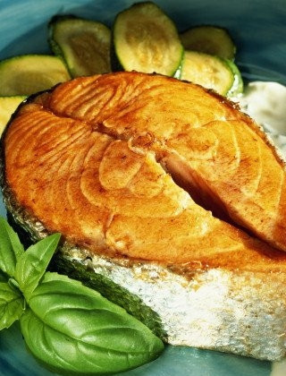 1. Этап. Жареная стерлядь: Перед подачей на стол ещё раз сбрызгиваем рыбу лимонным соком. Украшаем зеленью. Очень хорошо сочетается с базиликом.